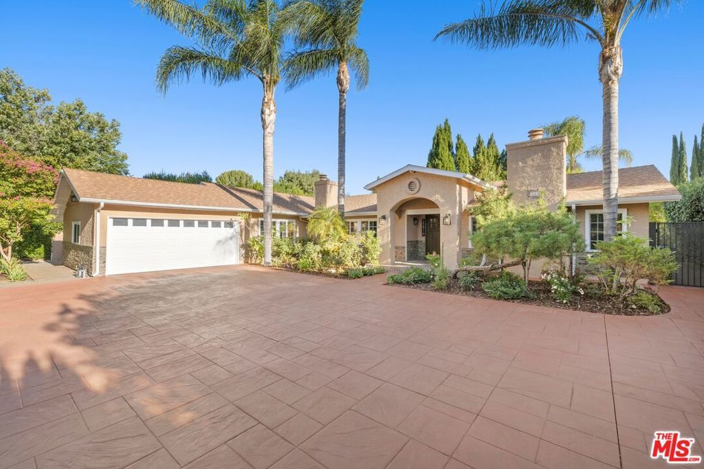 Photo of 22910 Collins Street, Woodland Hills, CA 91367 (MLS # 25599053)