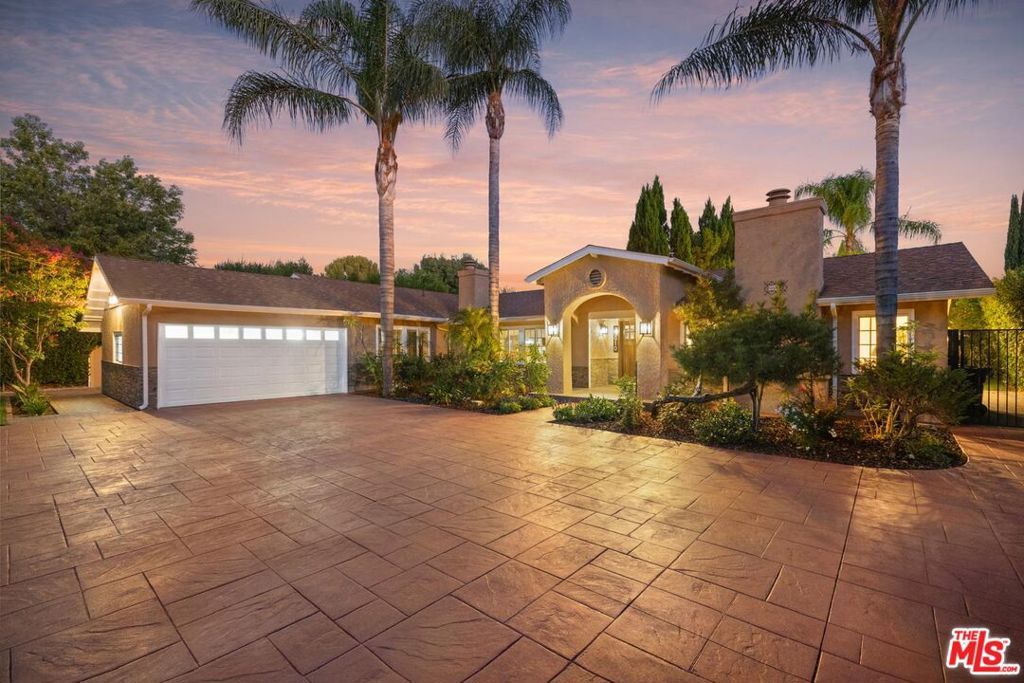 Photo of 22910 Collins Street, Woodland Hills, CA 91367 (MLS # 25599053)