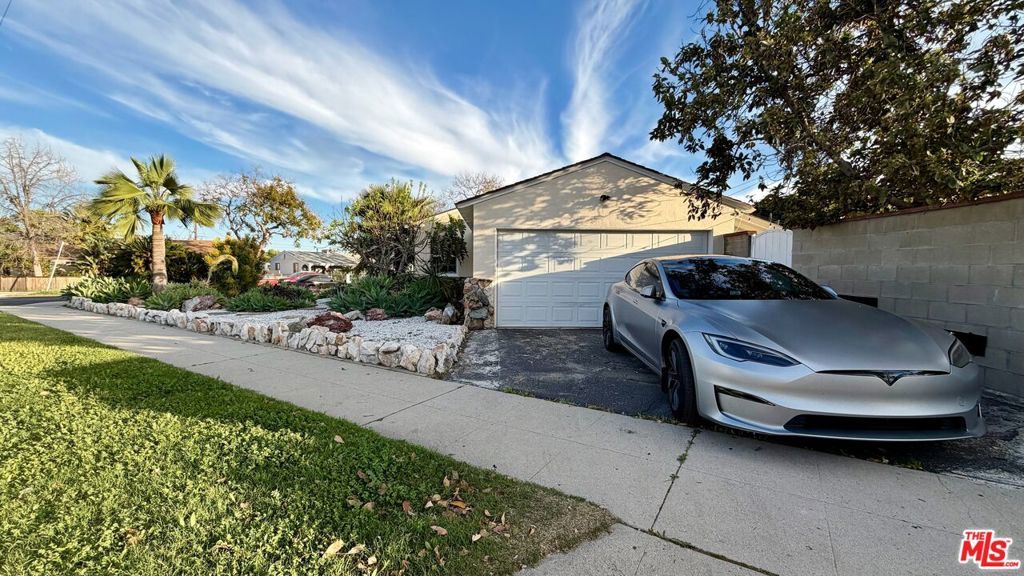 Photo of 6257 Alcove Avenue, North Hollywood, CA 91606 (MLS # 26662895)