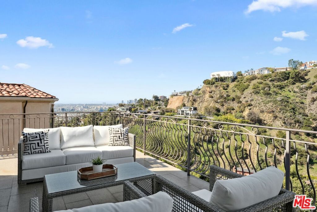 Photo of 8031 Floral Avenue, Los Angeles, CA 90046 (MLS # 25583333)