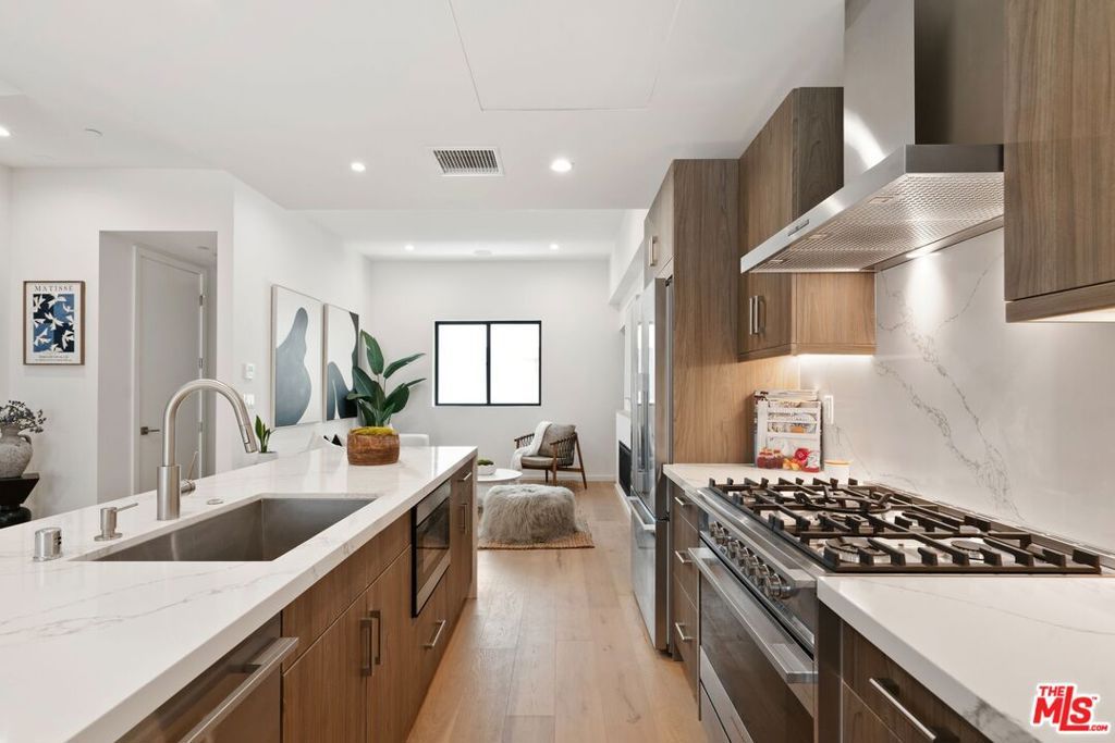 Photo of 3807 S Verona Court, Los Angeles, CA 90066 (MLS # 25606235)