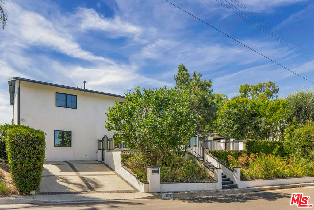 23278 Aetna Street