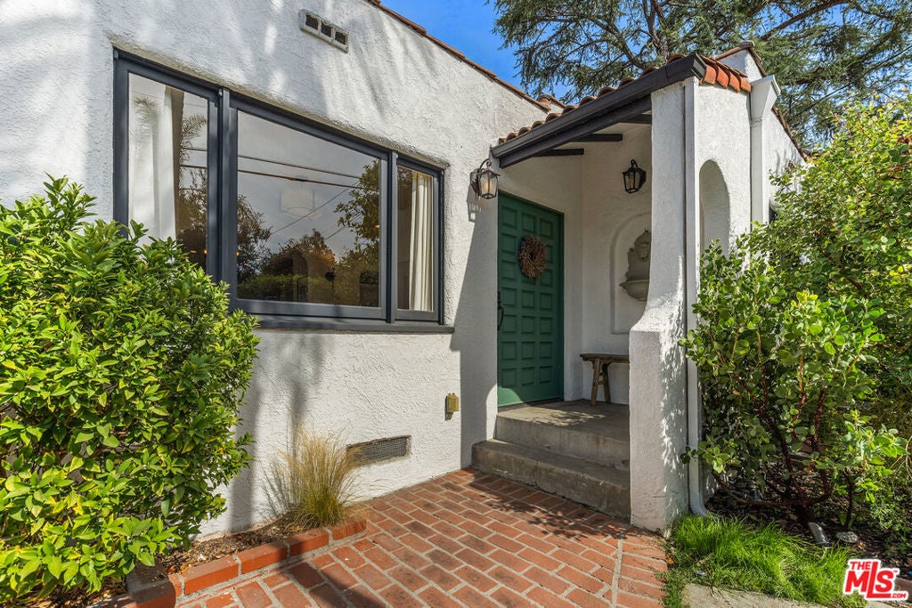 2366 Edgewater Terrace
