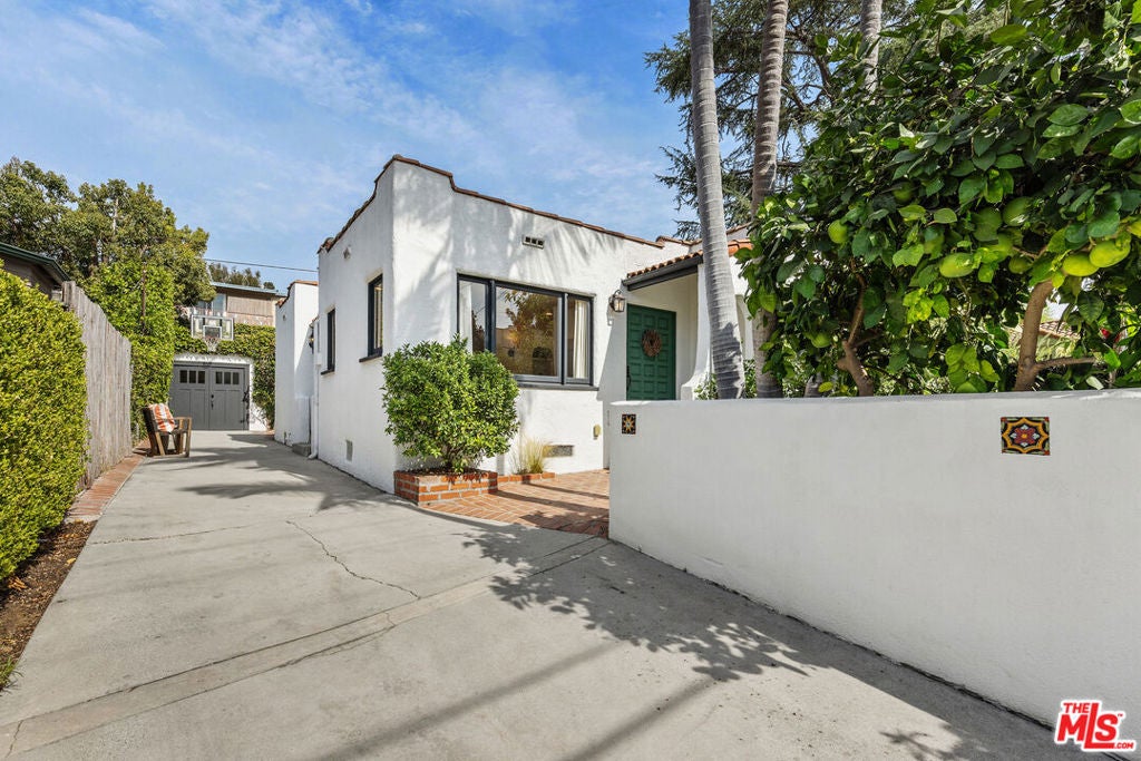 2366 Edgewater Terrace