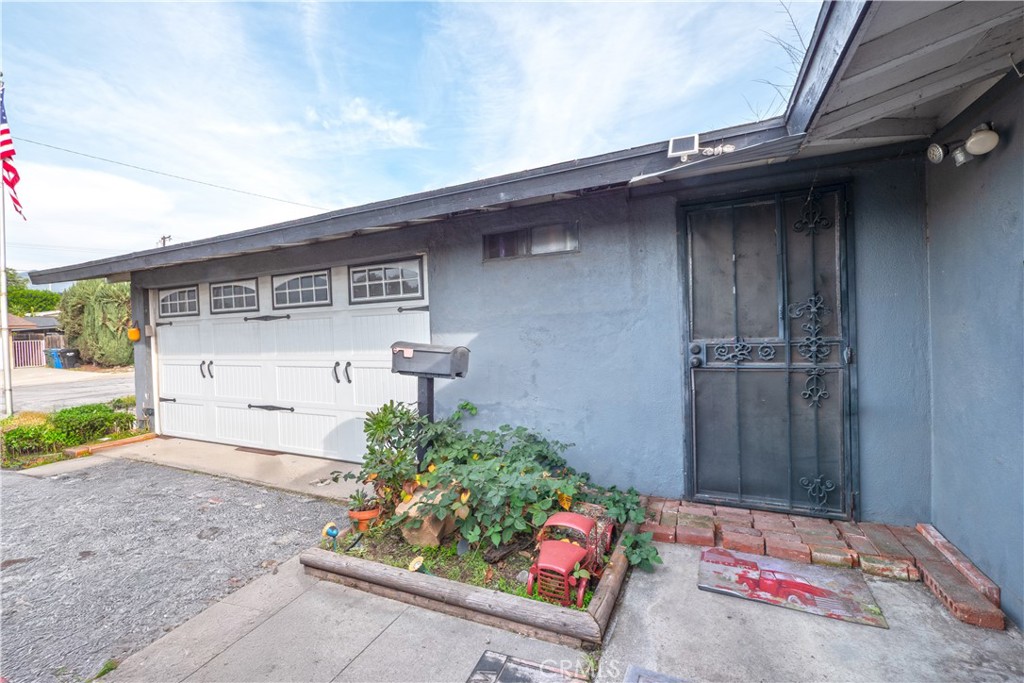 1114 E Lemon