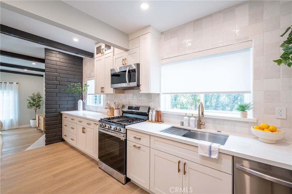Properties 4 735 N Frederic Street