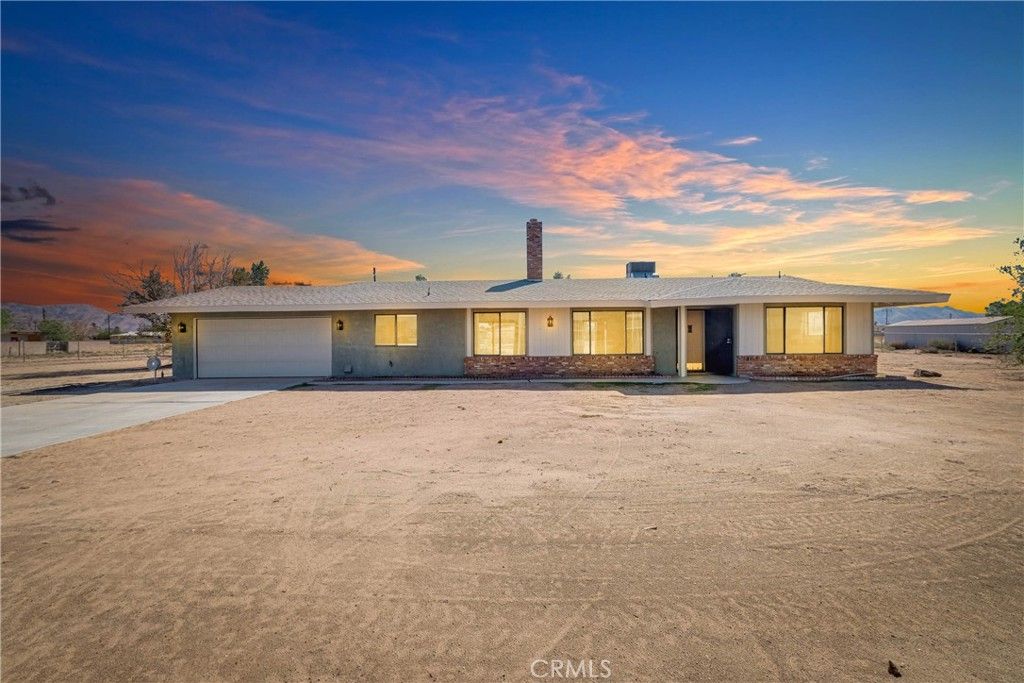 Photo of 14055 Mohawk Road, Apple Valley, CA 92307 (MLS # HD25241438)