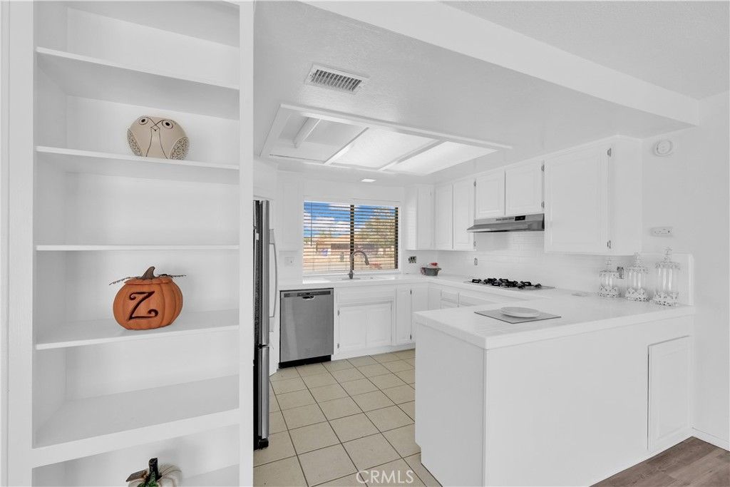 Photo of 14055 Mohawk Road, Apple Valley, CA 92307 (MLS # HD25241438)