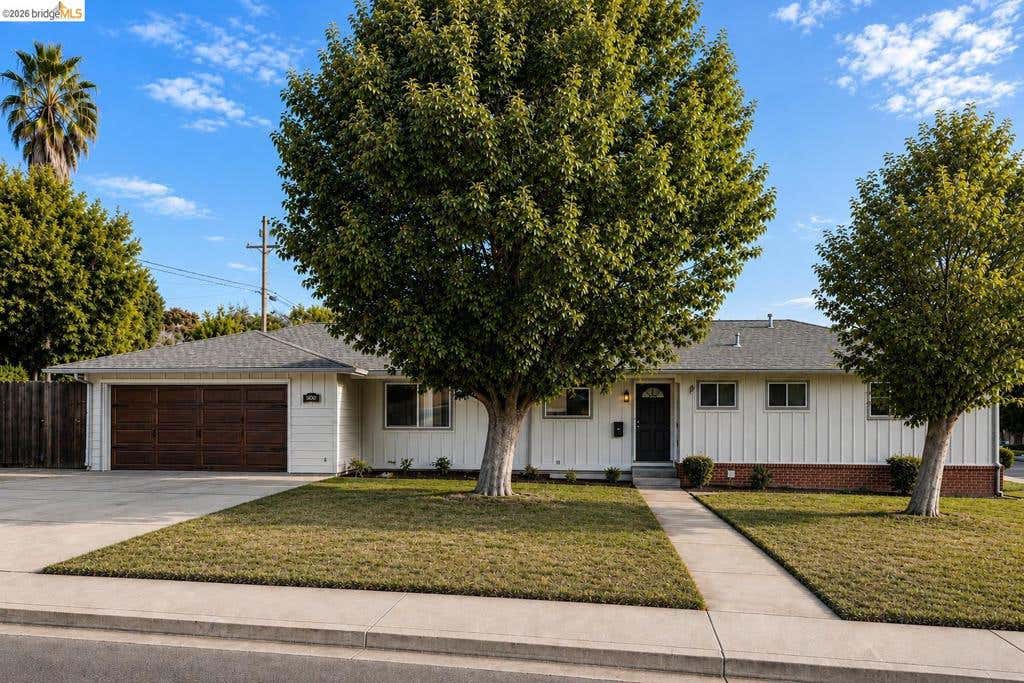 Photo of 1002 Hillside Ter TER, Rio Vista, CA 94571 (MLS # 41137645)