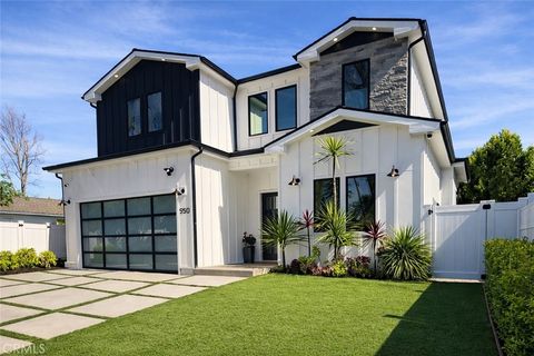 Photo of 5510 Columbus, Sherman Oaks, CA 91411 (MLS # SR26032167)