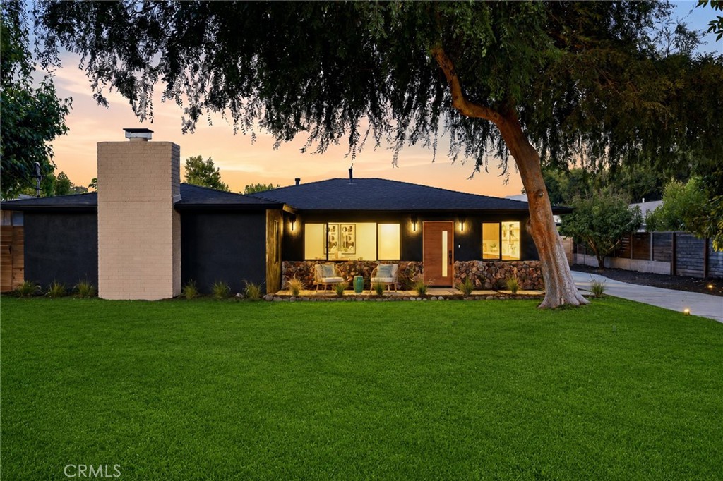 210 N Lomita