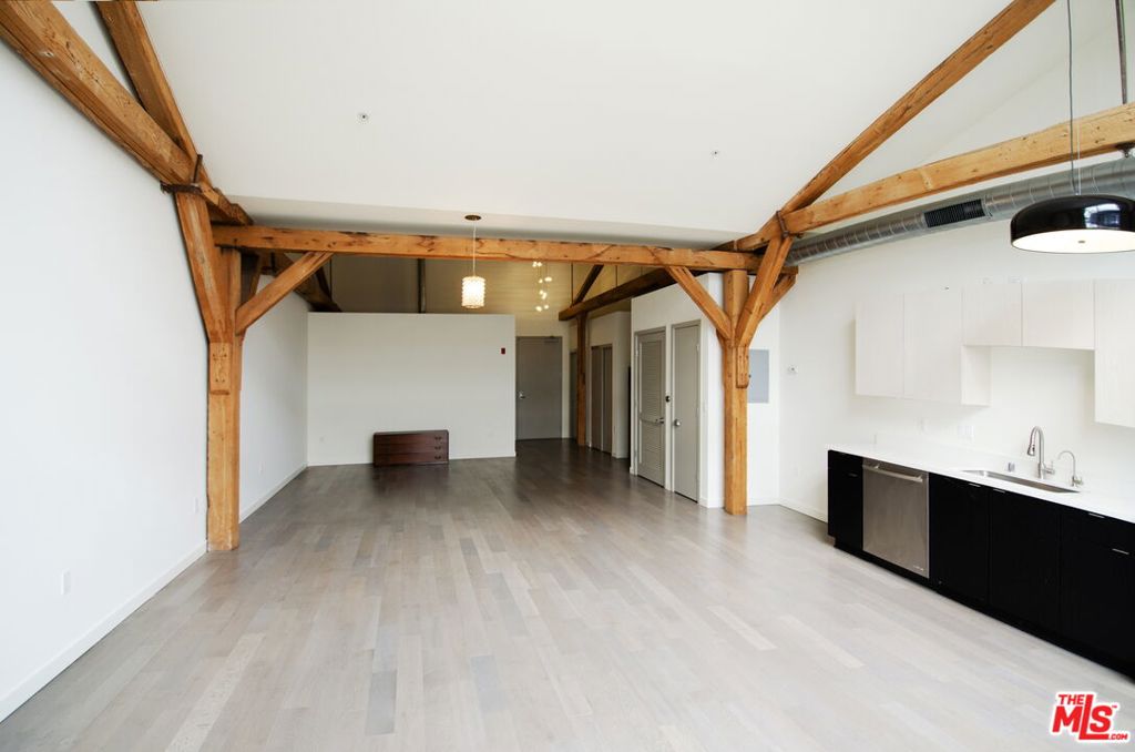 527 Molino Street 217
