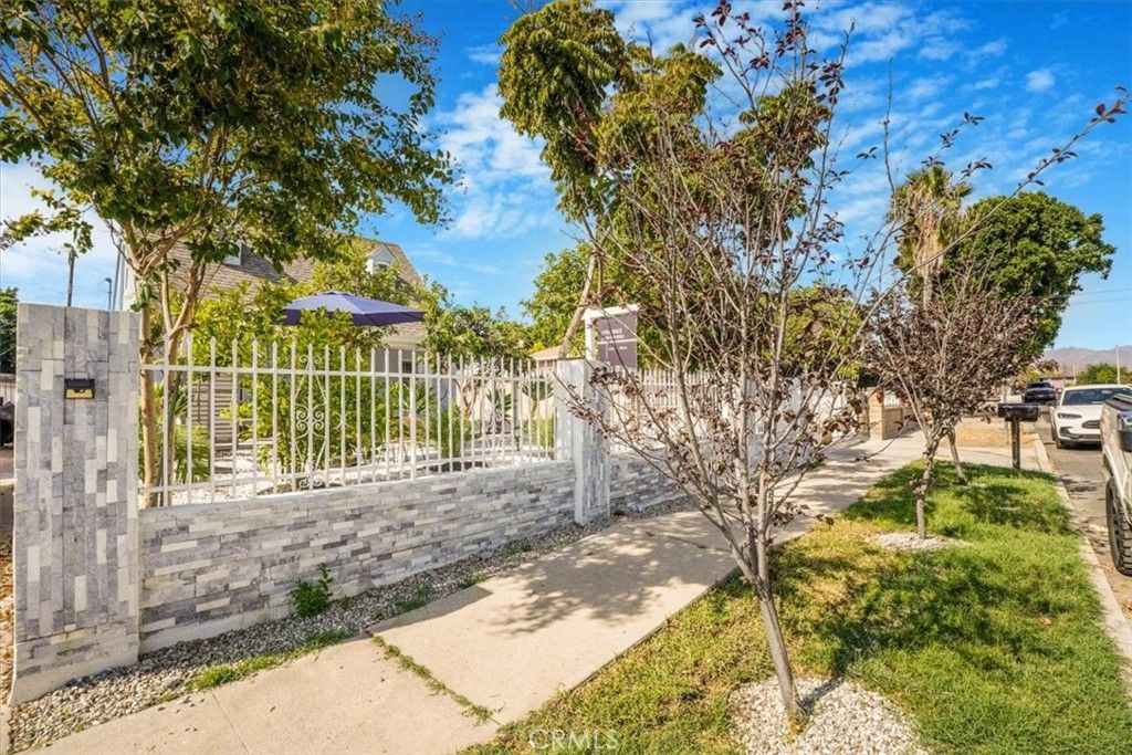 Photo of 13737 Mercer Street, Pacoima, CA 91331 (MLS # SR25197037)