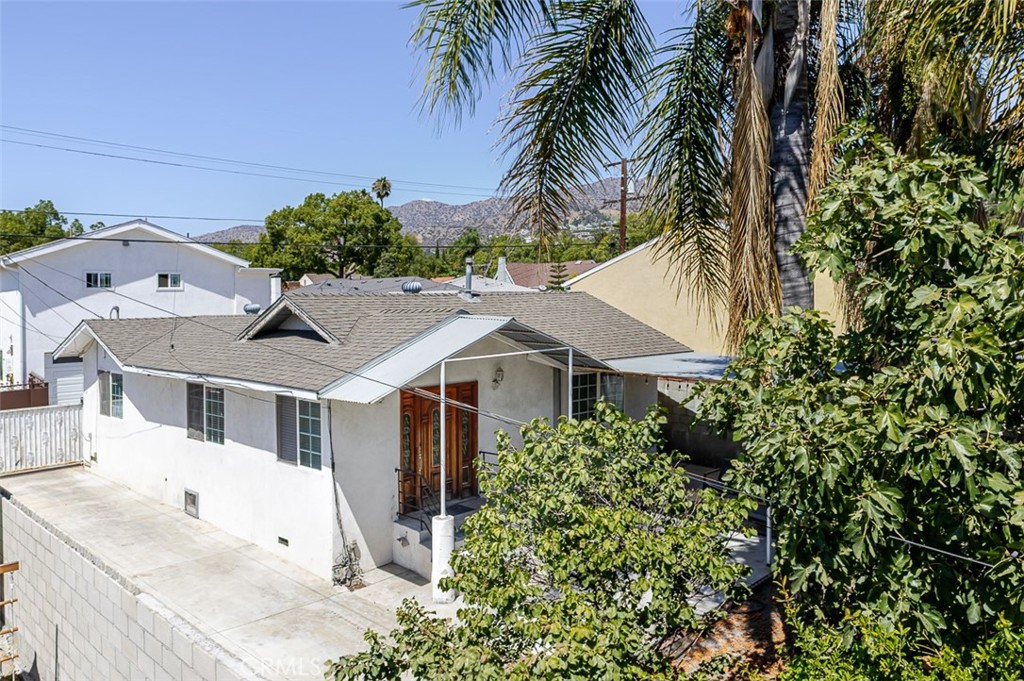 Rear unit of a duplex in a desirable Glendale neighborhood offering approximately 1,150 square feet of living space. This updated 2-bedroom, 2-bath residence features a bright layout, in-unit laundry, central A/C and heat, and the rare bonus of a private yard. The unit can be accessed primarily through the rear or from Elm Avenue as well, providing flexibility and convenience. Set at the back of the property, the home offers added privacy while still close to local shops, dining, and freeway connections. A well-balanced lease opportunity that combines comfort, privacy, and modern convenience.