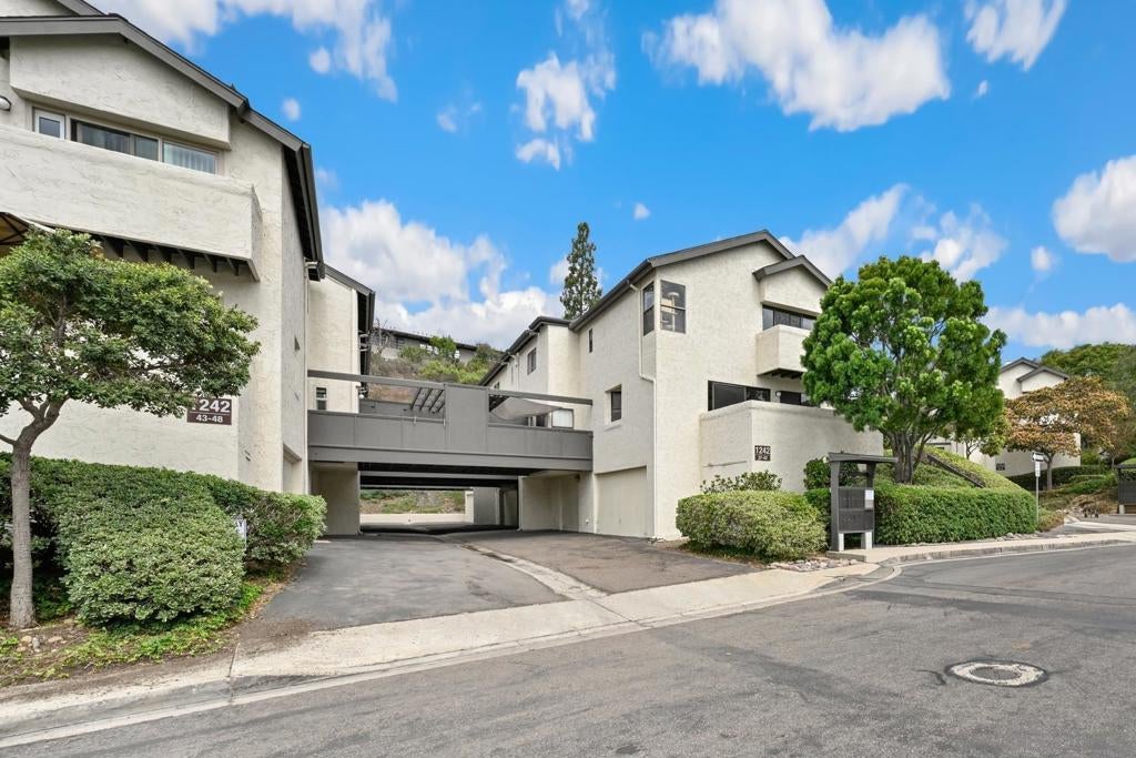 1242 River Glen Row
