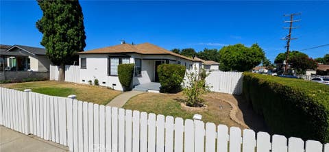 Photo of 10142 San Carlos AVE, South Gate, CA 90280 (MLS # DW26163443)