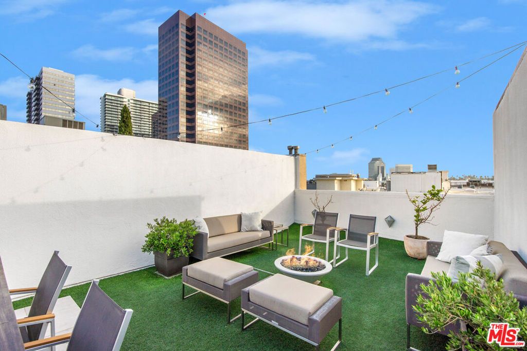 Photo of 11723 Goshen Avenue #302, Los Angeles, CA 90049 (MLS # 25599509)
