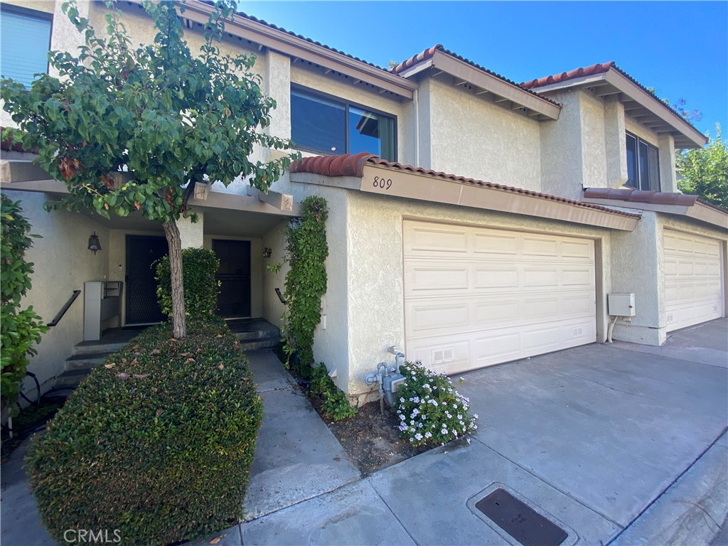 Beautiful Malvern Creek Townhome in Fullerton!
Welcome to this spacious and inviting townhome located in the highly desirable Malvern Creek community. Set in a quiet, peaceful location, this home features a bright, open floor plan with stone and laminate wood flooring and recessed lighting. The kitchen offers granite countertops, stainless steel appliances, and plenty of cabinet storage, while the bathrooms upstairs have been thoughtfully renovated with quartz counters and modern tile finishes.
Additional highlights include central A/C and heating, a large private patio perfect for outdoor dining, and direct access to the two-car garage. The community provides ample guest parking along with resort-style amenities such as pools, spas, lush greenbelts, and beautifully maintained landscaping.
Conveniently located near Amerige Town Center with easy access to shopping, dining, and entertainment, this home also falls within an excellent school boundary. Don’t miss the opportunity to live in one of Fullerton’s most sought-after neighborhoods!