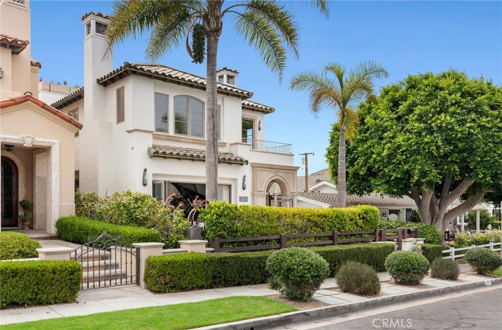 Photo of 222 Orchid Avenue, Corona Del Mar, CA 92625 (MLS # LG26073086)