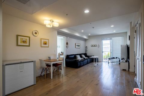 Photo of 105 S Mariposa Avenue #204, Los Angeles, CA 90004 (MLS # 26745593)