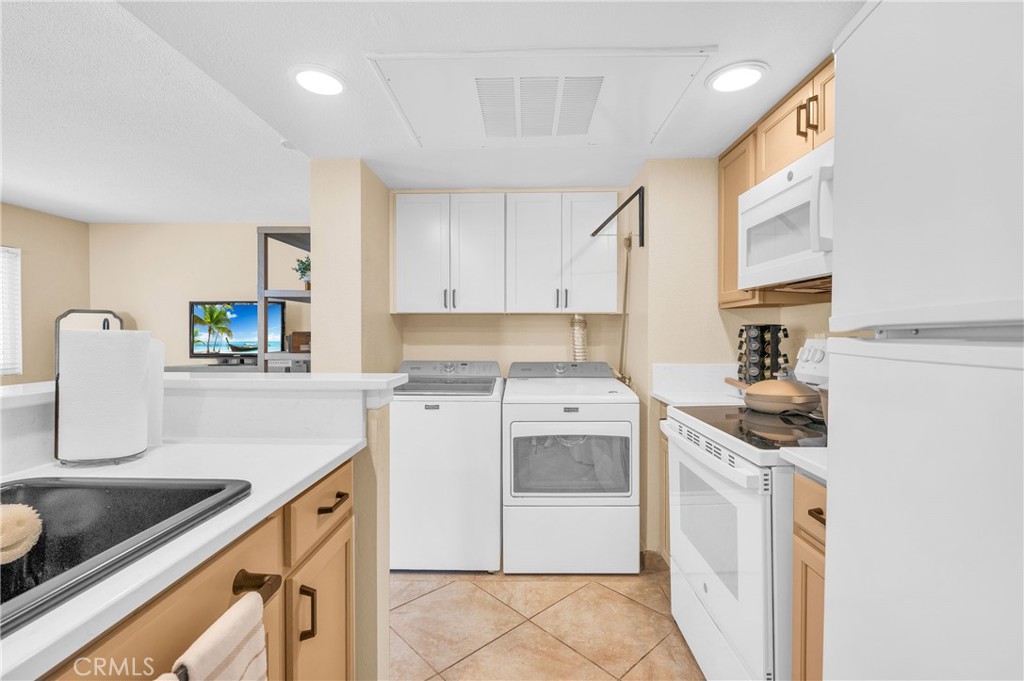 Beautiful home ready for its new owner! Motivated seller. NO Mello-Roos taxes. Water and Trash is paid through HOA fee. First level condo featuring 2-bedroom, 2 bath home. Each bedroom has full bathroom which is perfect for a roommate situation. This home has been upgraded with A/C only three years old, water heater is one year old, Windows and slider are three years old, both bathrooms have new vanities, sinks and storage cabinets, newer flooring, completely remodeled kitchen with new cabinets, sink, and quartz countertops. The price justifies all the upgrades and more. It is a must-see home!
The community offers 24/7 security, 3 pools to enjoy, tennis, parks, picnic areas and conveniently located near freeways and entertainment just minutes away to local restaurants, Close to Ontario Mills Mall and so much more!