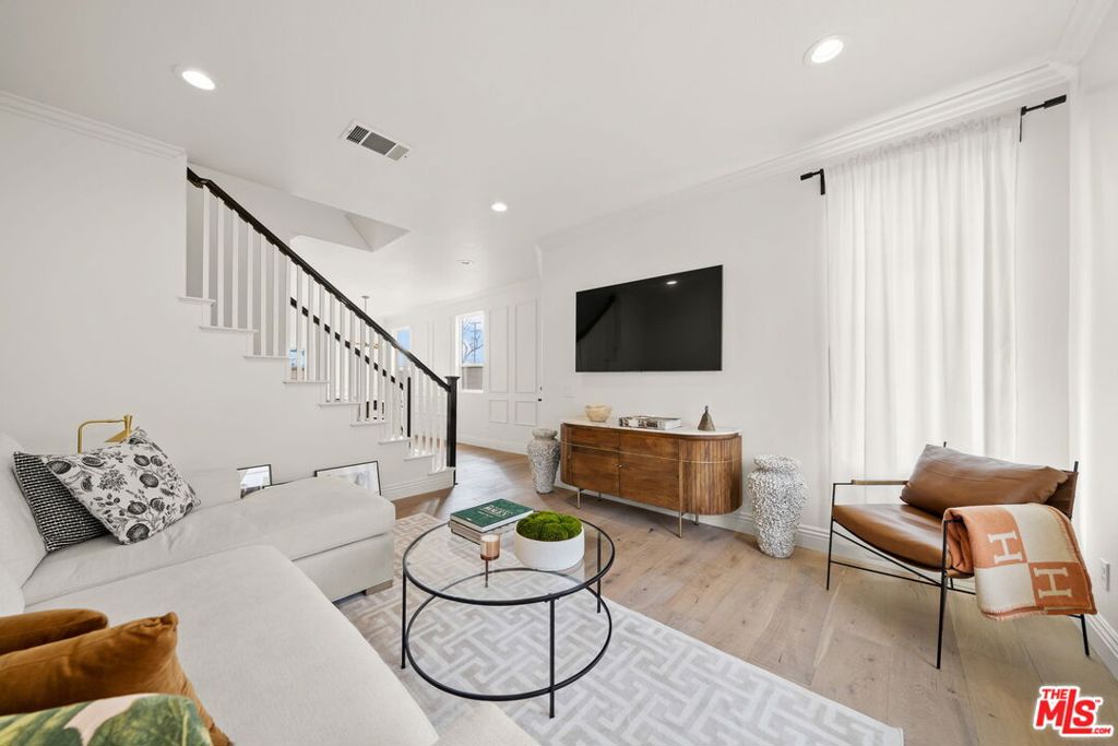 2200 jeans court