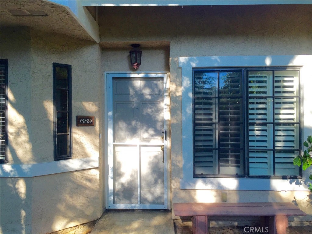 689 W Sierra Madre