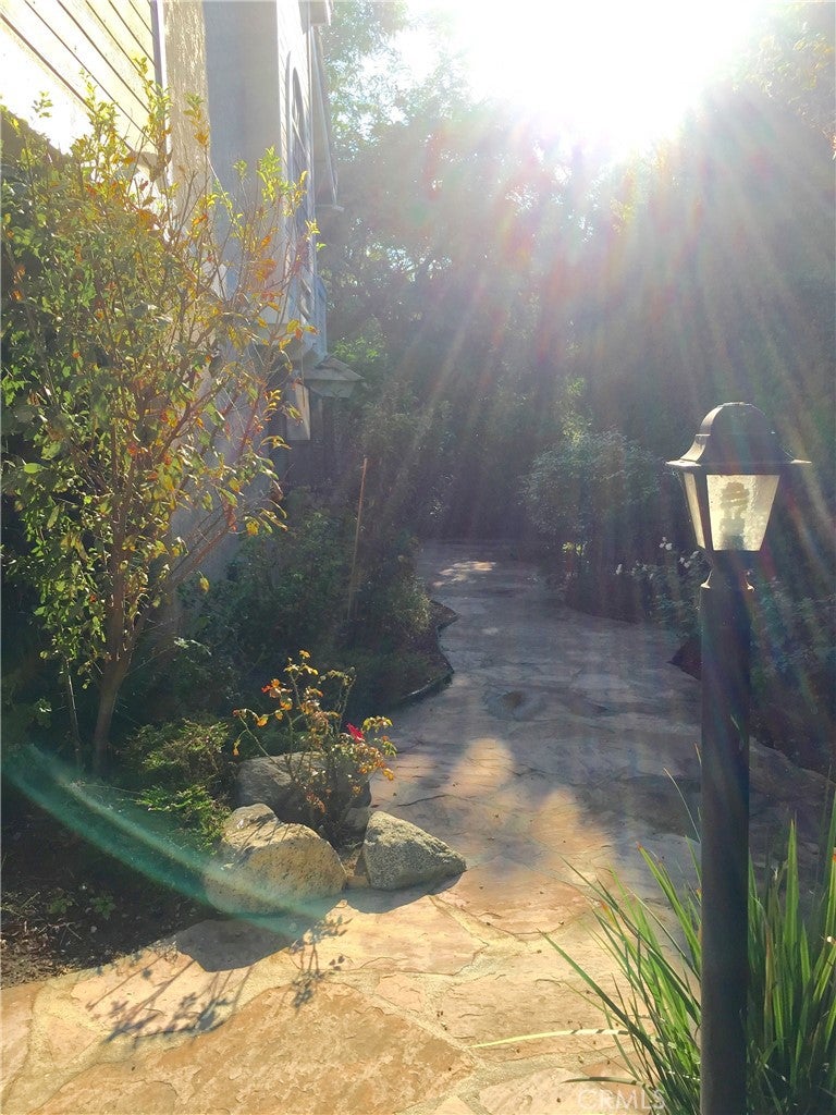 689 W Sierra Madre