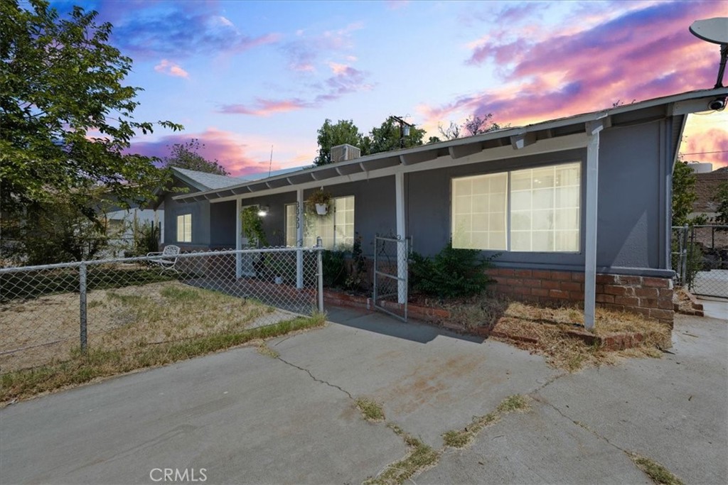Welcome to 3350 Jennie Street, your private retreat in the beautiful city of Jurupa Valley.
Tucked away on a peaceful cul-de-sac, this stunning 3-bedroom, 2-bath home combines comfort, style, and functionality in one perfect package. From the moment you arrive you’ll be drawn to the home’s inviting curb appeal and serene neighborhood setting. Step inside to a sun-filled living area with a welcoming open layout, perfect for both quiet evenings and lively gatherings. The gourmet kitchen fully remodeled with quartz countertops, stainless steel appliances, sleek cabinetry, and designer tile backsplash flows seamlessly into the dining space, making it a true centerpiece for everyday living. The spacious bedrooms offer cozy retreats, while both bathrooms have been tastefully updated with modern finishes. Large windows throughout the home frame peaceful views and fill each room with natural light. Step out back to your private yard ideal for morning coffee, weekend barbecues, or simply relaxing under the open sky. Aerial views capture the full charm of the property’s location: a quiet street with minimal traffic, yet just minutes from shopping, dining, and freeway access.