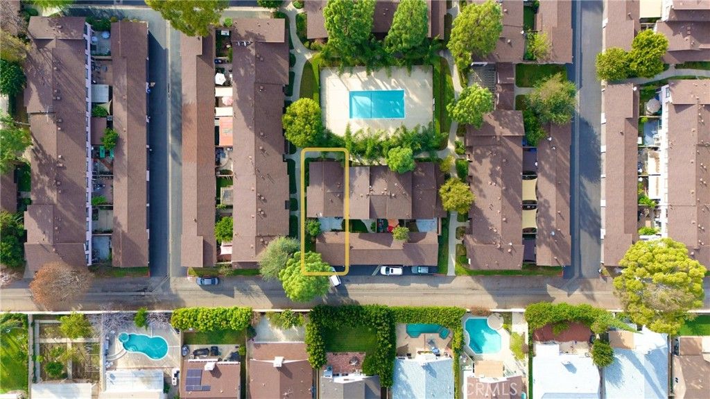 Photo of 7554 Corbin Ave #4, Reseda, CA 91335 (MLS # SR26038897)