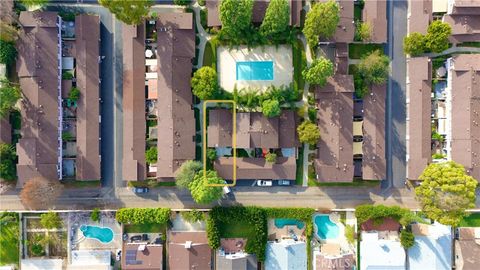 Photo of 7554 Corbin Ave #4, Reseda, CA 91335 (MLS # SR26038897)