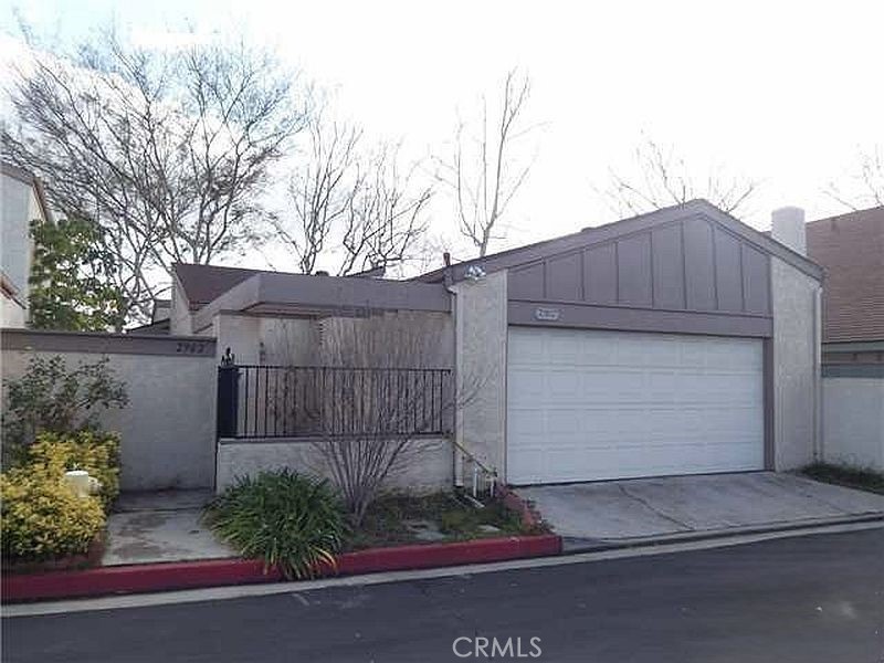 Welcome to the desirable Gingerwood PUD community! This charming single-family home is located within the sought-after Brea School District, just minutes from Brea Mall and Cal State Fullerton. Enjoy low HOA dues and a wealth of community amenities including greenbelts, a playground, sparkling pool and spa, and a clubhouse for gatherings.
The home features a two-car garage with laundry area and a newer water heater, a spacious primary suite with private bath, and a cozy living room with a fireplace for added ambiance. Stylish wood shutters, updated flooring, and a modernized kitchen enhance the home’s appeal. Relax in the dining area while taking in peaceful greenbelt views—perfect for everyday living and entertaining.