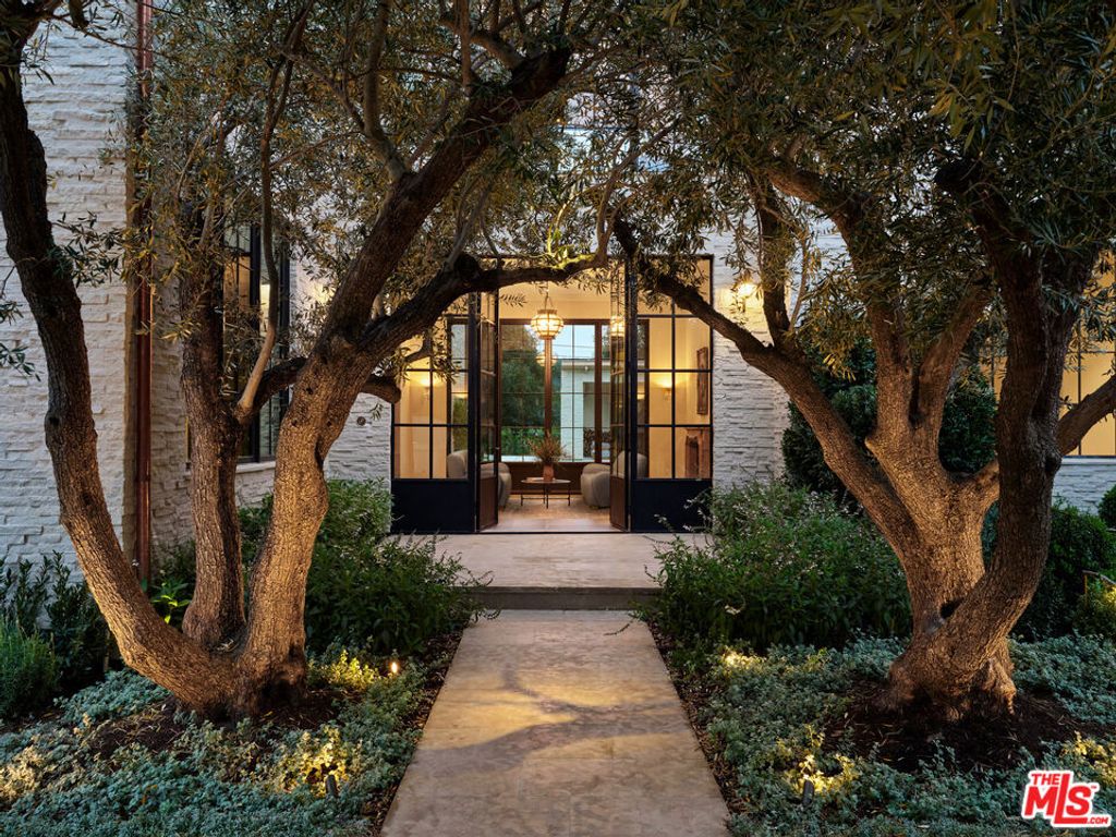 Photo of 694 N Tigertail Road, Los Angeles, CA 90049 (MLS # 26661155)