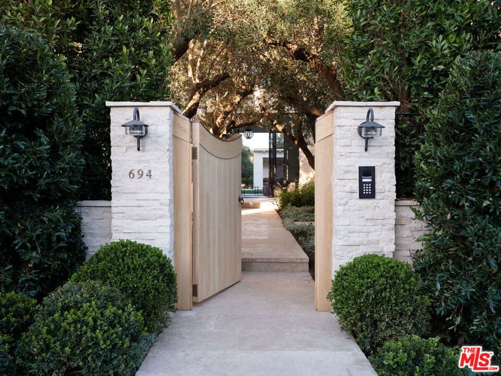 Photo of 694 N Tigertail Road, Los Angeles, CA 90049 (MLS # 26661155)