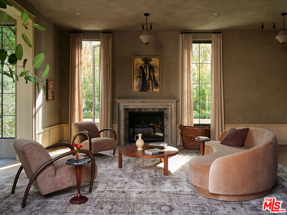 694 N Tigertail Road