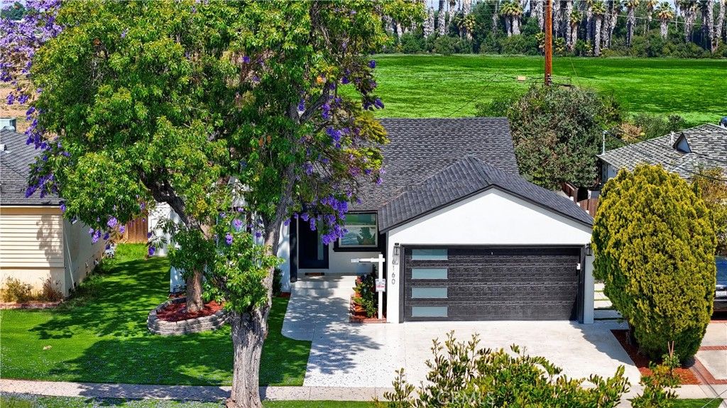 Photo of 6160 Shoshone Ave, Encino, CA 91316 (MLS # SR25235824)