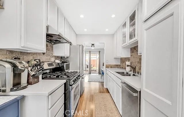 3bed / 1.5bath / 1,283 Sqft /Townhouse**Detached garage, individually for each unit. **Ground level kitchen, breakfast nook, living room, laundry and hall bath.**A huge back patio/yard. ??Second floor has all the 3bedrooms and a full bath. **This is a quiet, well kept complex, with a separate area for a community pool. **Washer & Dryer and all appliances included. **Water is included in the rent. **Tenants to pay for electricity & gas.