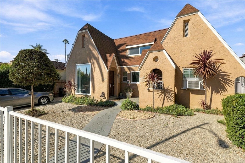 2839 Hillcrest Drive