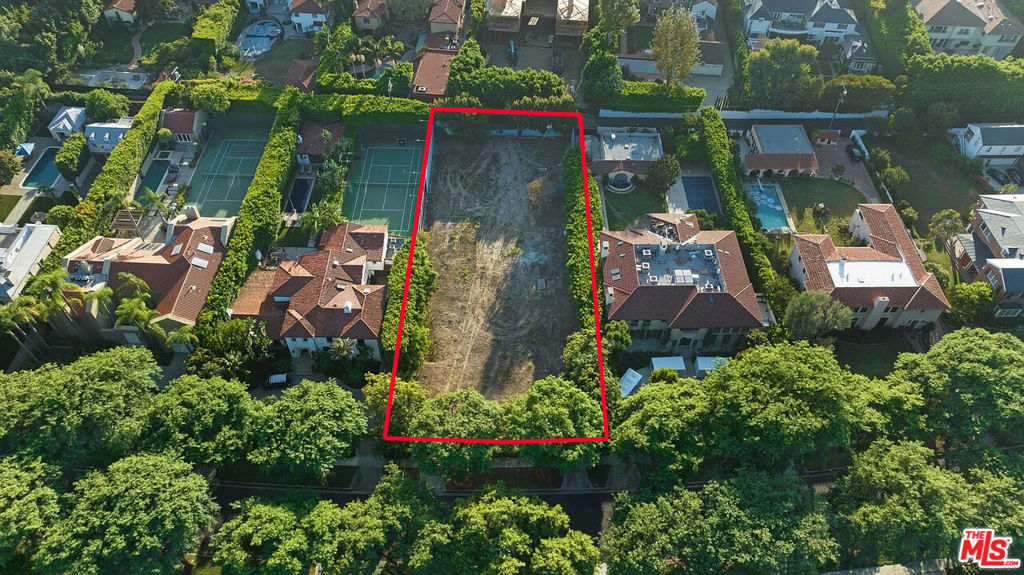 911 N ROXBURY Drive