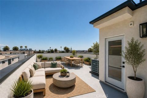 Photo of 540 N Serrano Avenue, Los Angeles, CA 90004 (MLS # SR26118974)