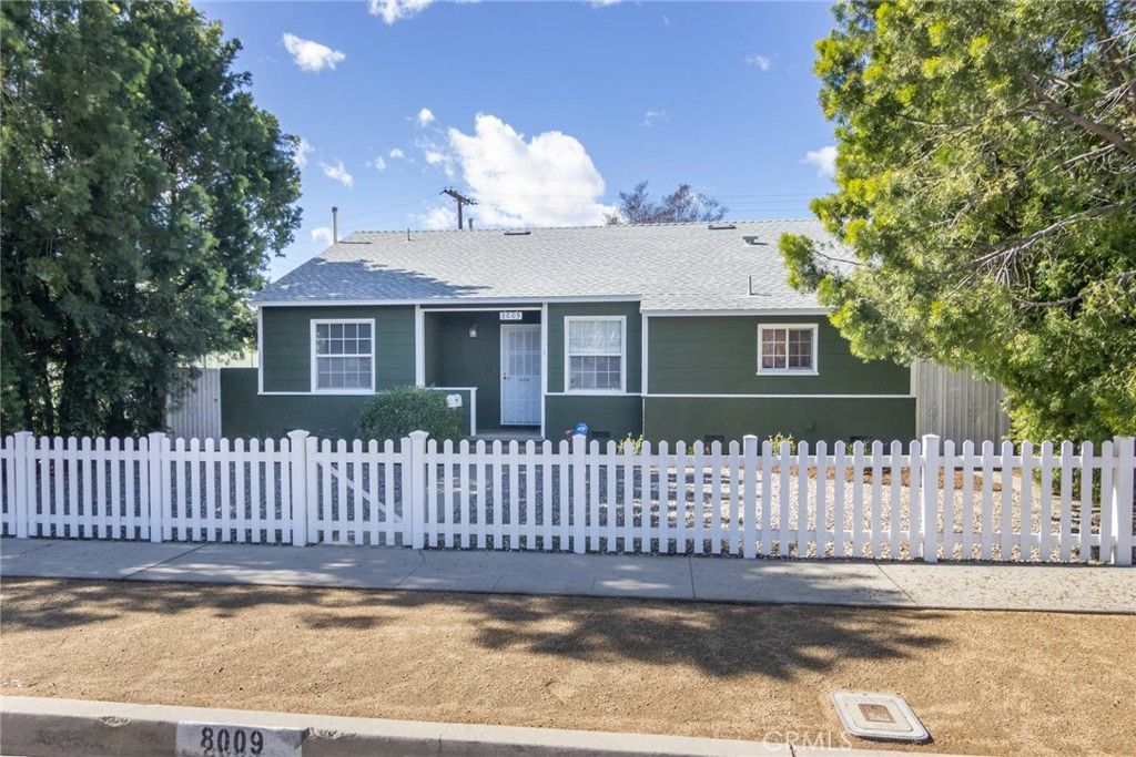 Photo of 8009 Aldea, Lake Balboa, CA 91406 (MLS # SR26037576)