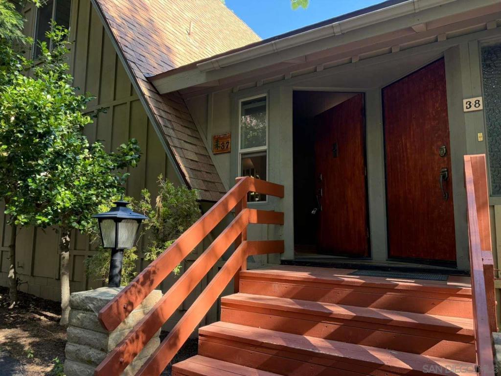 Charming Lake Arrowhead home awaiting your personal vision! This functional unit is a fantastic blank canvas, ready for you to customize. Features include a heating unit, built-in stove, refrigerator, and microwave, plus 2 washing machines in the golf cart garage. The monthly HOA of $234 covers the maintenance of pathways, parking areas, and gates. Property comes with lake rights.