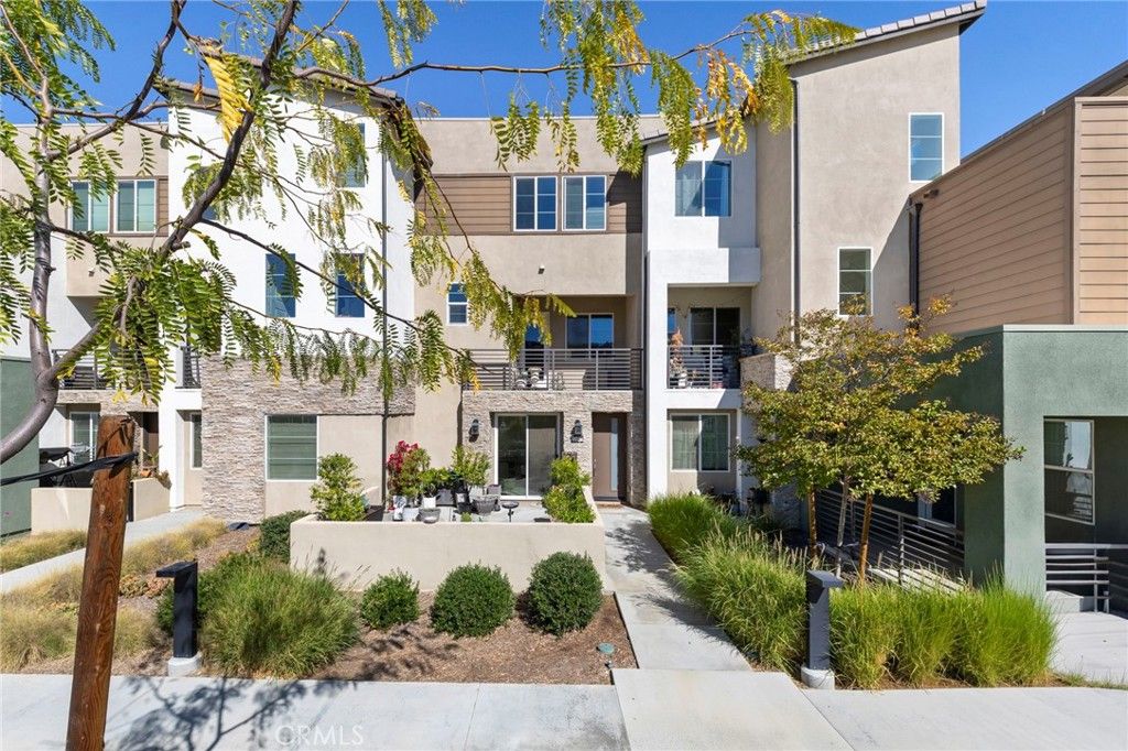 Photo of 27040 Painted Sky Way Way, Valencia, CA 91381 (MLS # SR26010945)