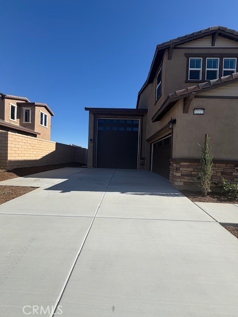 Main image without alt text