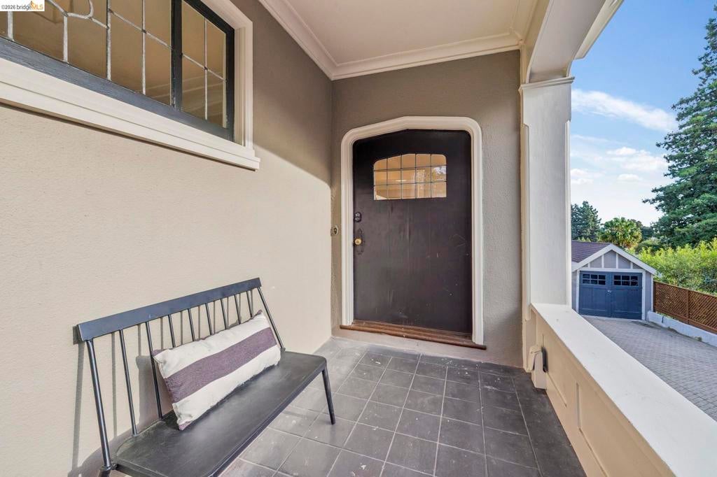 1089 Clarendon Cres