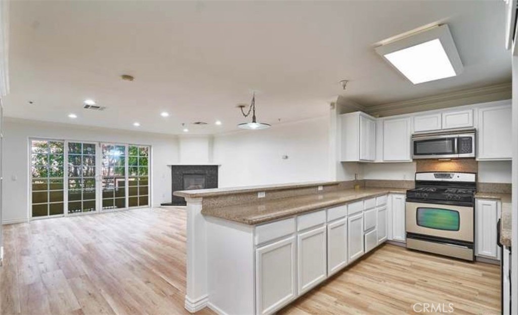 Properties 1 1133 S Hoover Street 102