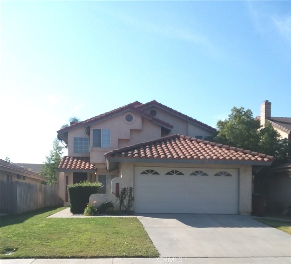 TWO STORY, 3 BEDROOM 2.5 BATHROOM HOME. FIRST FLOOR OFFERS OPEN FAMILY ROOM WITH FIREPLACE AND WET BAR. KITCHEN WITH TILE COUNTER TOPS AND SEPARATE DINNING AREA. SECOND FLOOR SHOWS ALL 3 BEDROOMS WHICH INCLUDES THE PRIMARY BEDROOM WITH PRIVATE BALCONY. SPACIOUS BACKYARD PERFECT FOR ENTERTAINING.
