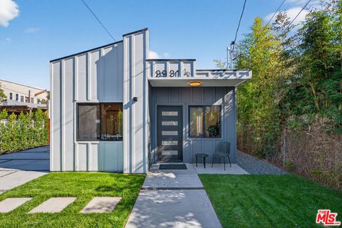 Photo of 2931 1/2 S Bronson Avenue, Los Angeles, CA 90018 (MLS # 26659905)