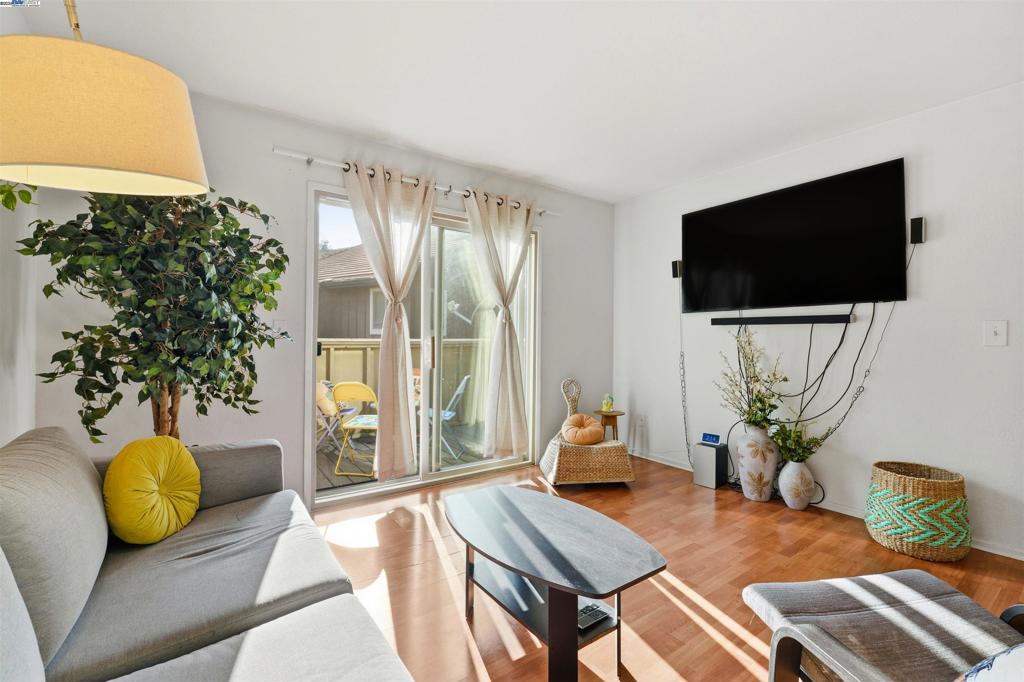 LOS MEDANOS - Residential