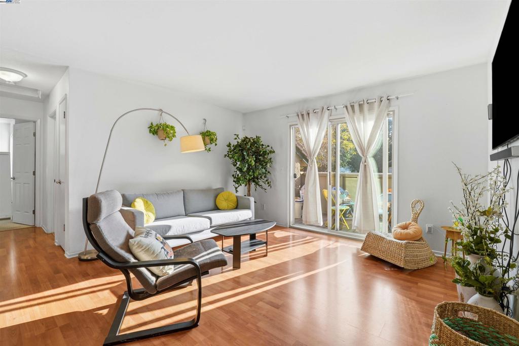 LOS MEDANOS - Residential